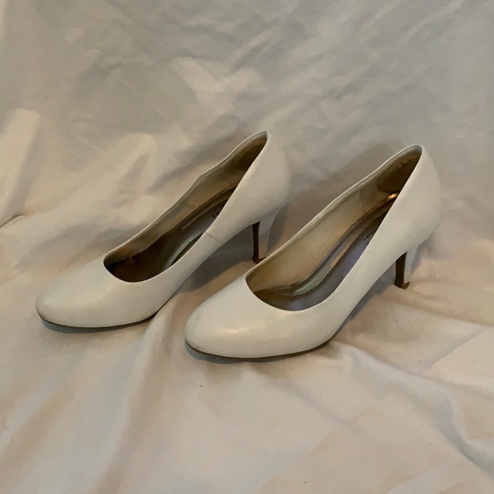 White, comfort plus heels, used, size 7
